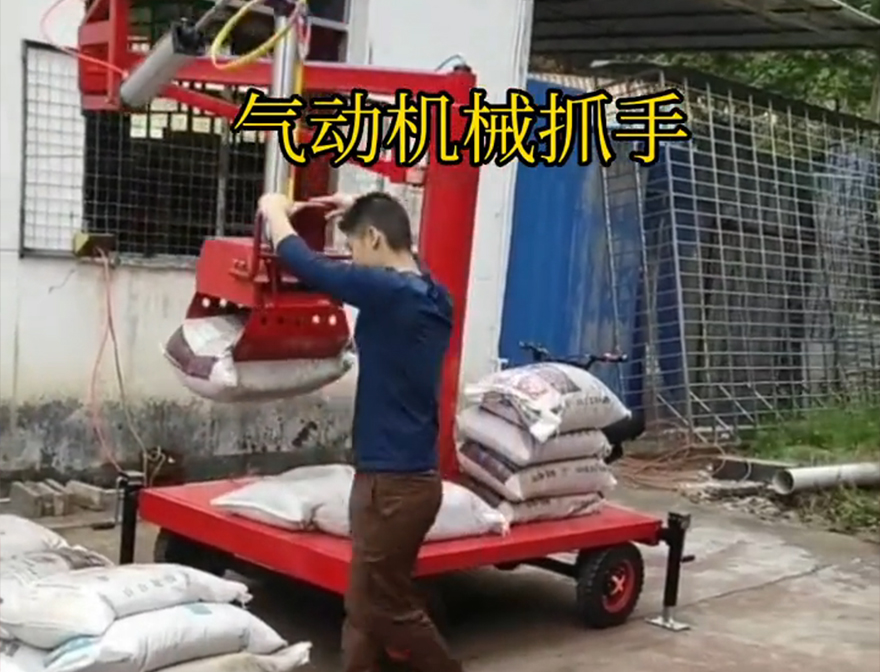 芷江侗族自治县机械抓手装卸水泥神器哪里卖机械抓手饲料抓袋机处理芷江侗族自治县水泥抓手农用随车抓